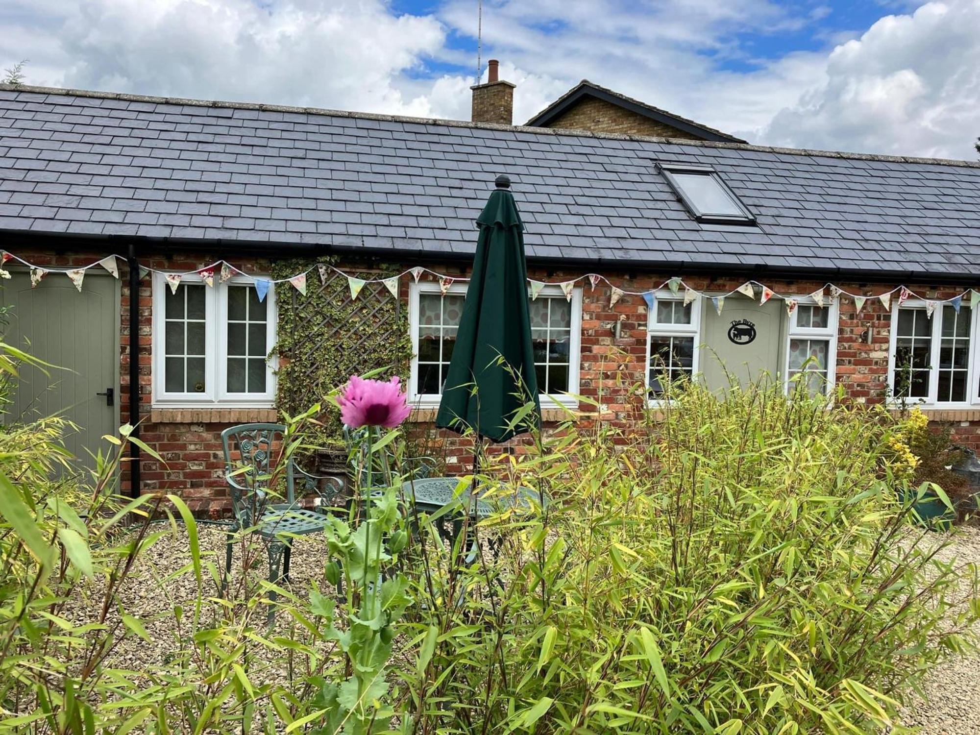 Centre Village 2 Bedroom Cottage - The Byre Pewsey エクステリア 写真
