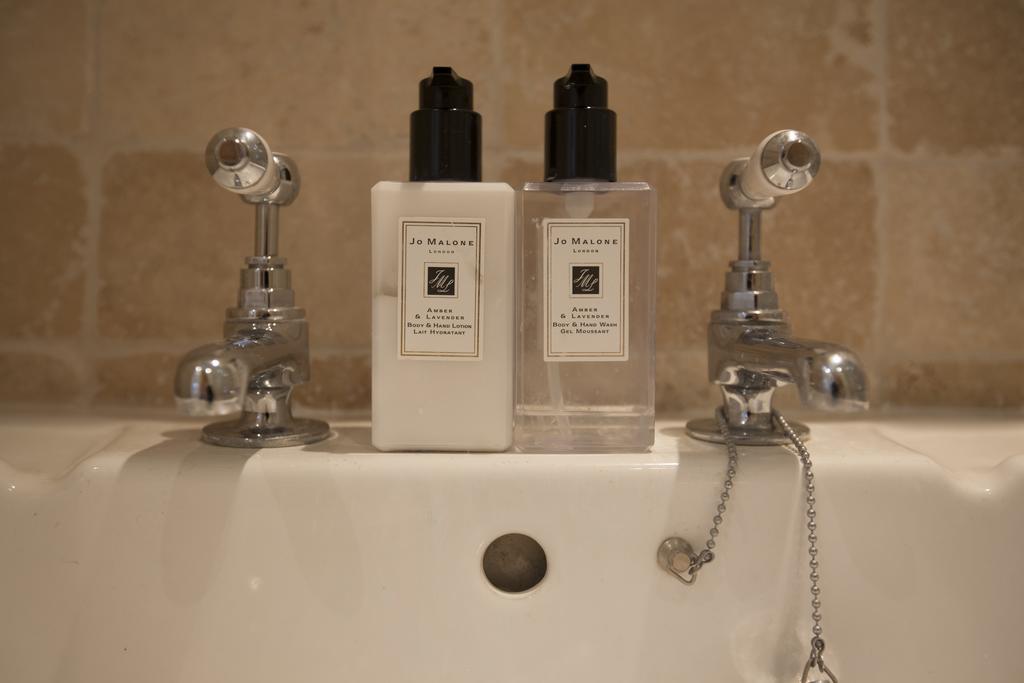 Centre Village 2 Bedroom Cottage - The Byre Pewsey エクステリア 写真